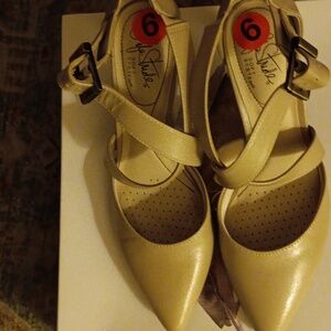 NWOB LIFE STRIDE HEELS